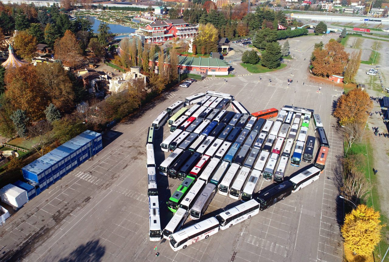 Un cuore di pullman (fermi) a Leolandia: 86 mezzi da tutta la Lombardia, Como compresa VIDEO