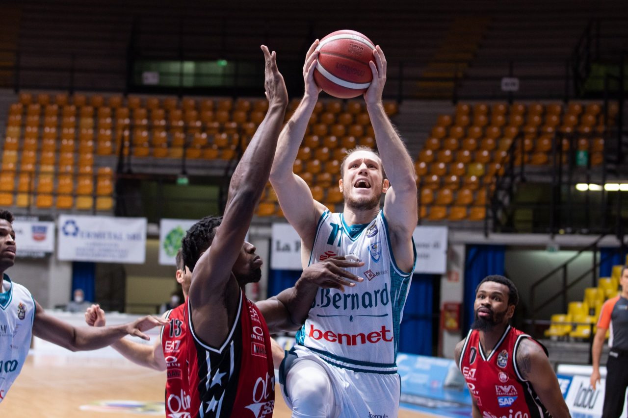 Pallacanestro Cantù lotta nel derby ma vince Milano 