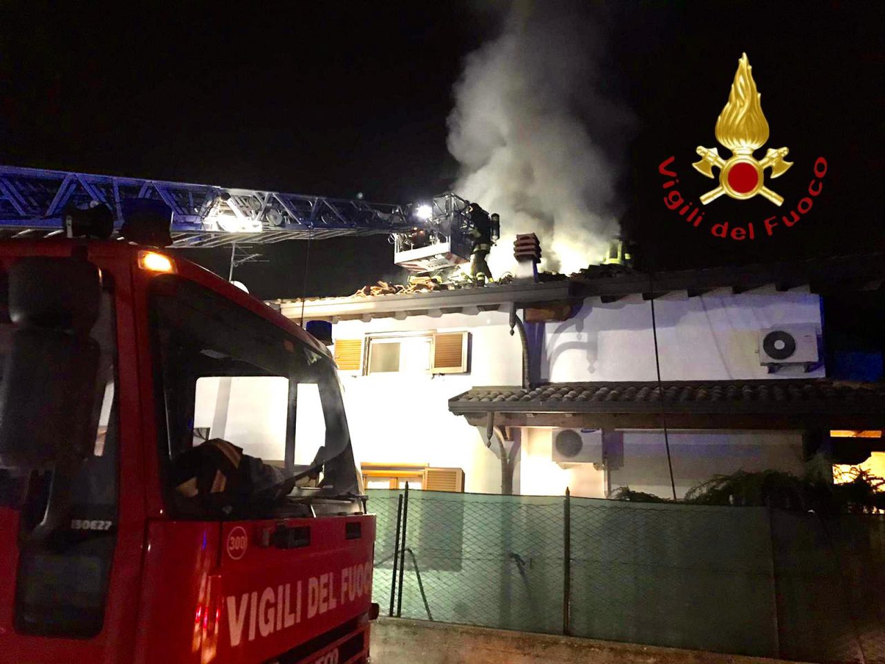 Paura a Lomazzo: in fiamme il tetto di una casa VIDEO