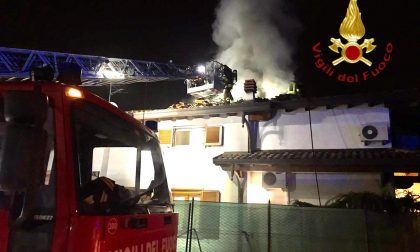 Paura a Lomazzo: in fiamme il tetto di una casa VIDEO