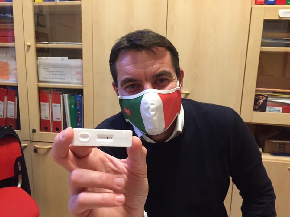 La guerra dei tamponi: il sindaco li regala, il consigliere di minoranza rivendica l’idea
