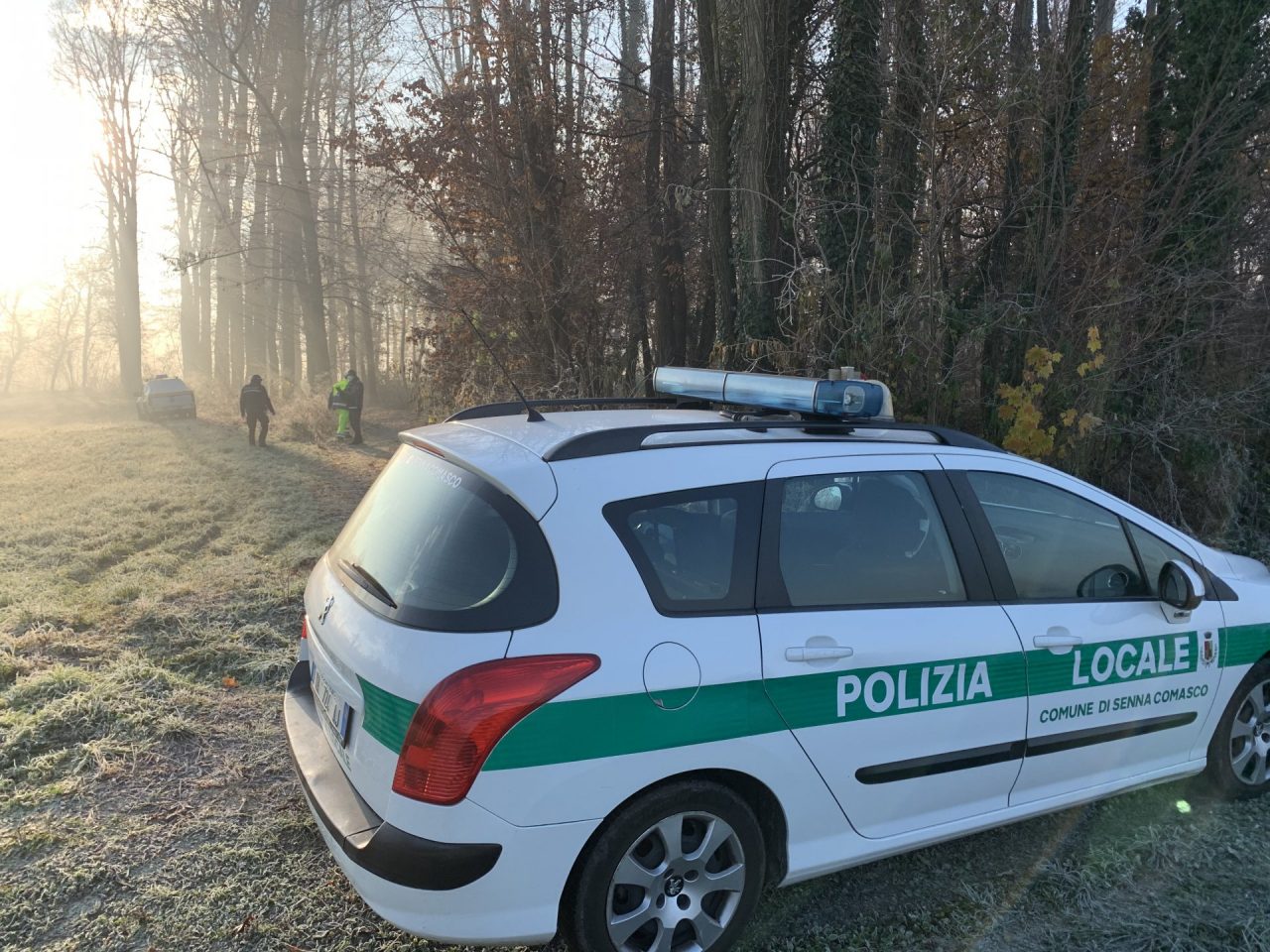 Senna Comasco, Polizia Locale e Protezione Civile smantellano un bivacco nel bosco