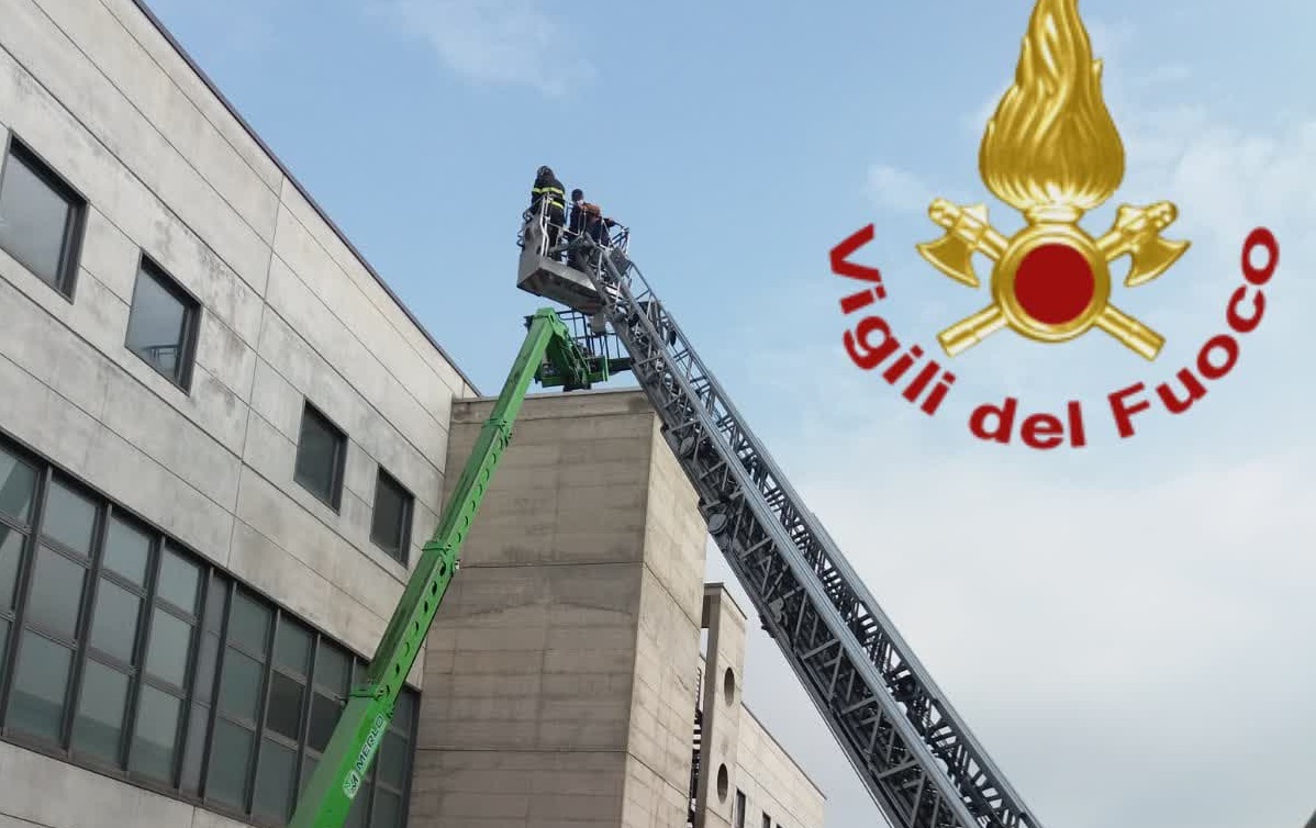 Bloccati nel cestello: intervengono i Vigili del Fuoco