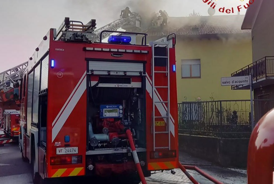 Incendio a Vertemate: brucia un tetto
