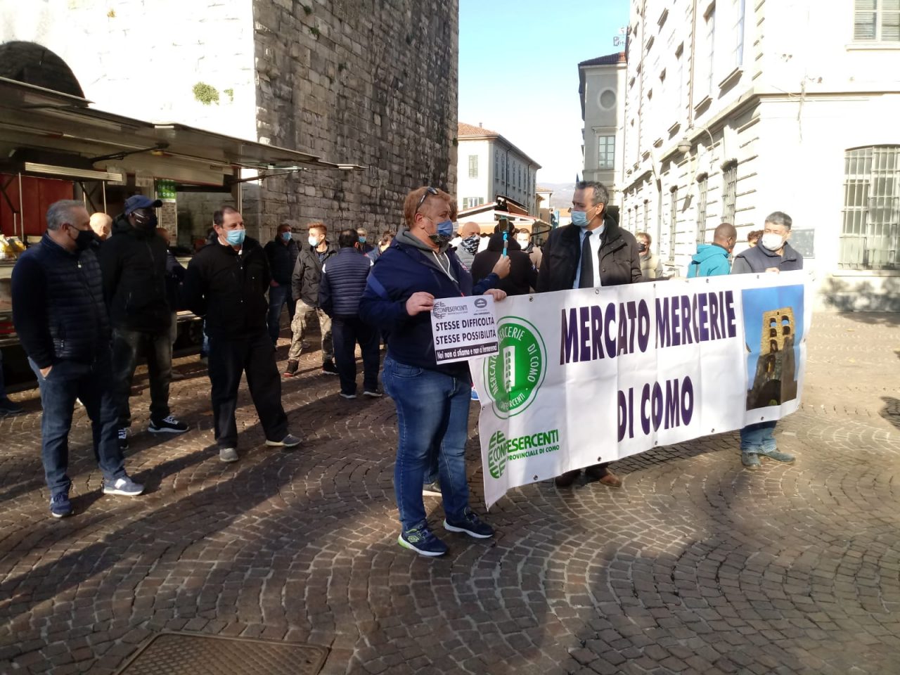 “Stesse difficoltà, stesse possibilità”: flash mob degli ambulanti a Como per la riapertura dei mercati