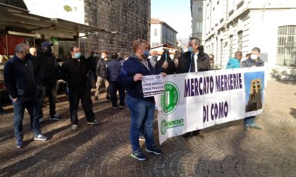 "Stesse difficoltà, stesse possibilità": flash mob degli ambulanti a Como per la riapertura dei mercati