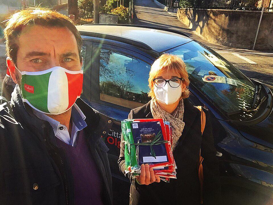 A Olgiate sindaco e vicesindaco consegnano la Costituzione porta a porta ai 18enni