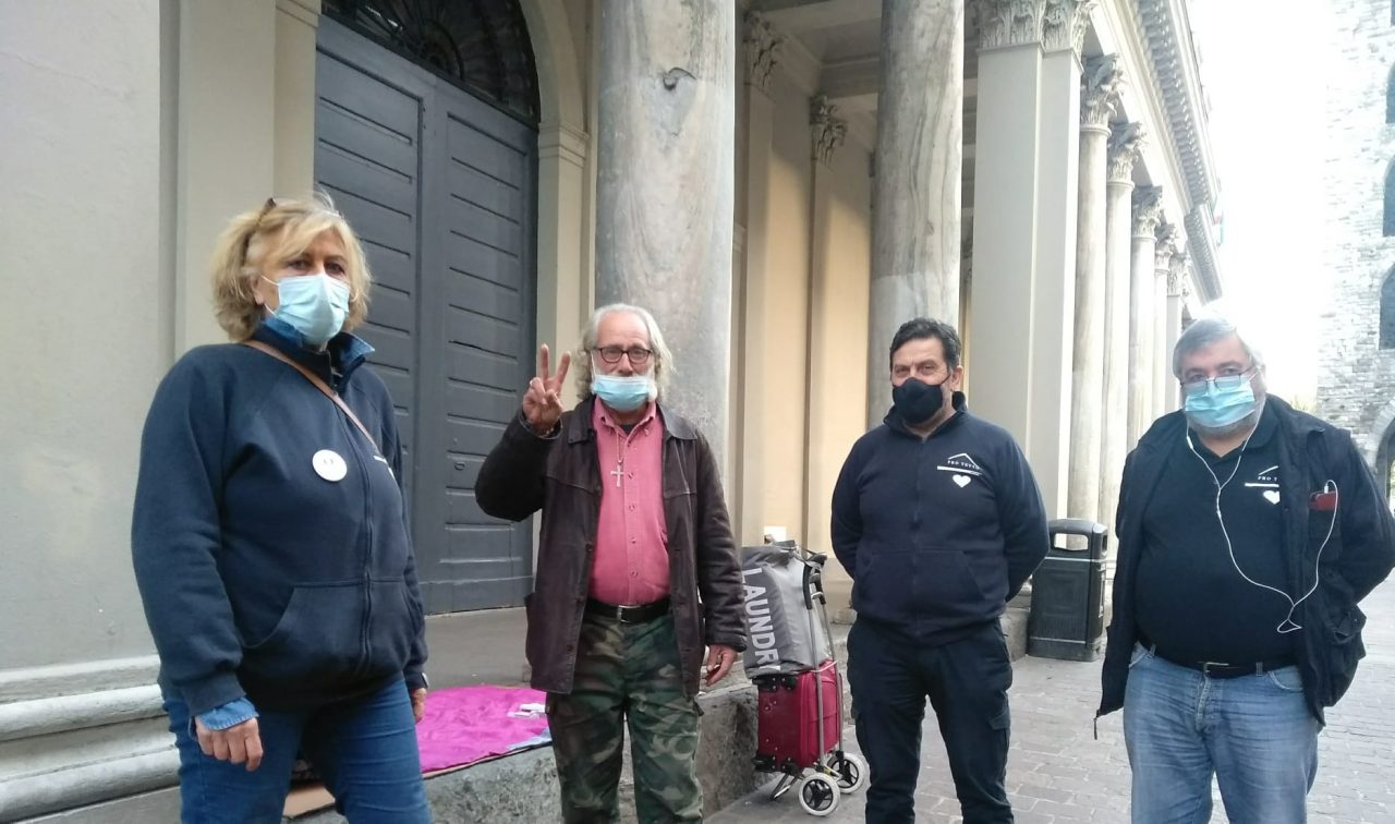 L’associazione ProTetto consegna gel e mascherine al senzatetto multato a Como