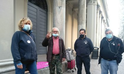 L'associazione ProTetto consegna gel e mascherine al senzatetto multato a Como