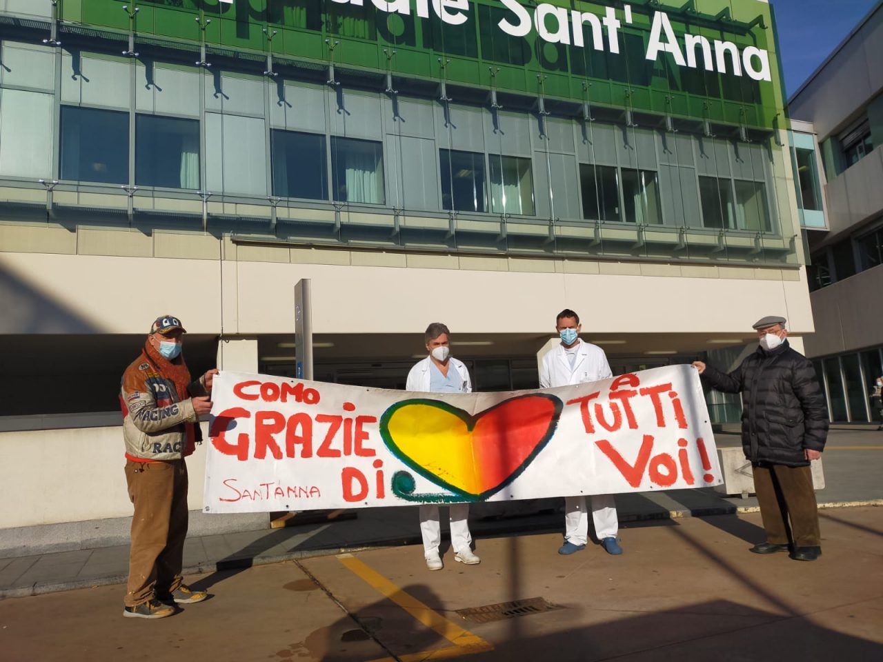 “Grazie di cuore”: lo striscione per i medici del Sant’Anna FOTO