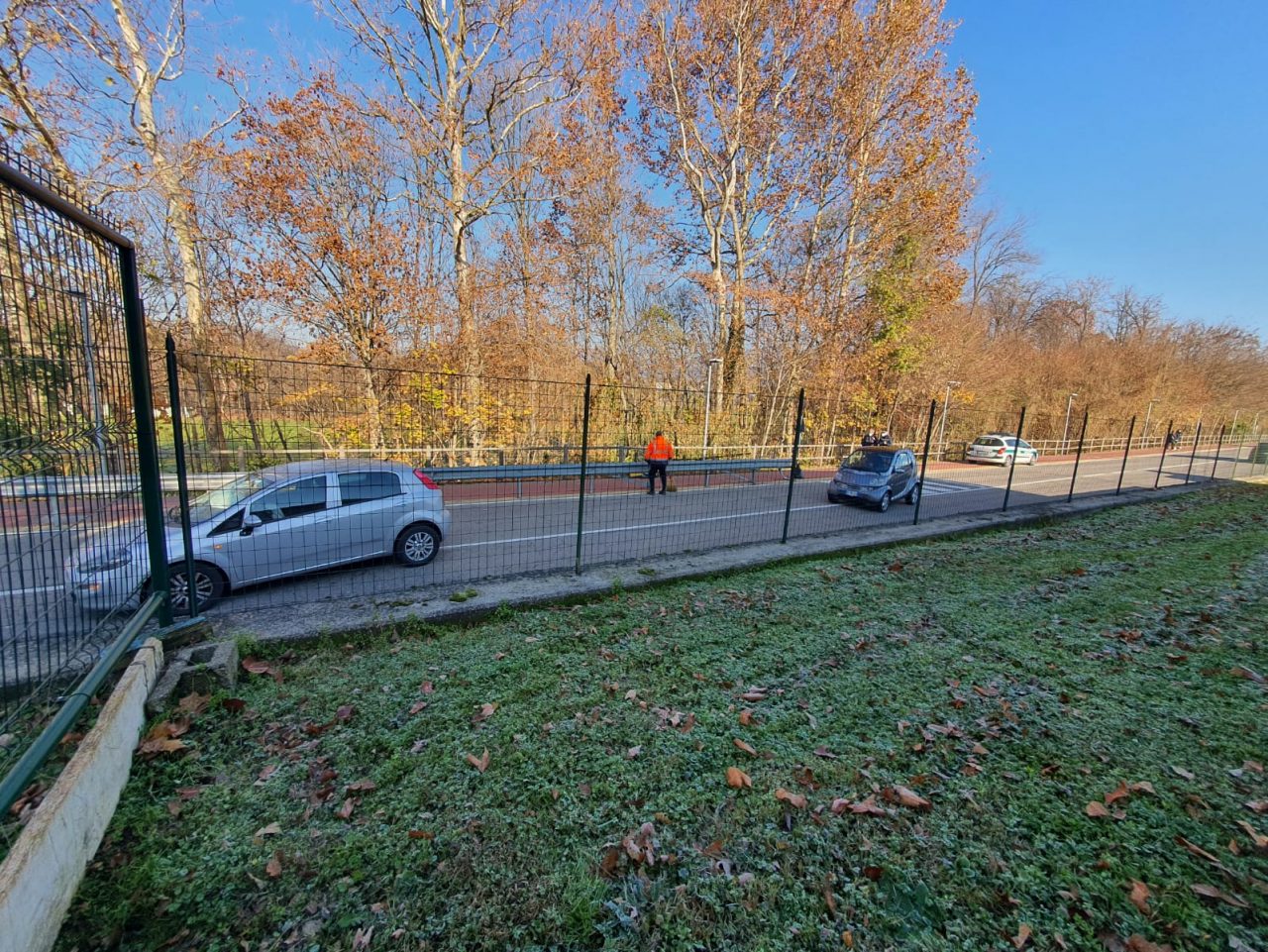 Incidente a Senna Comasco: auto finisce contro il guard rail