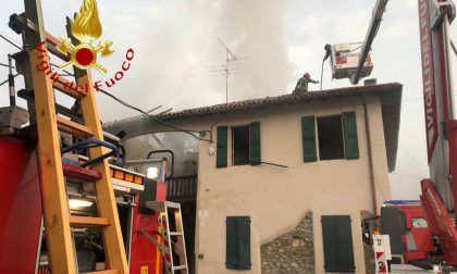 Incendio tetto a Merone: tre squadre di Vigili del Fuoco al lavoro FOTO