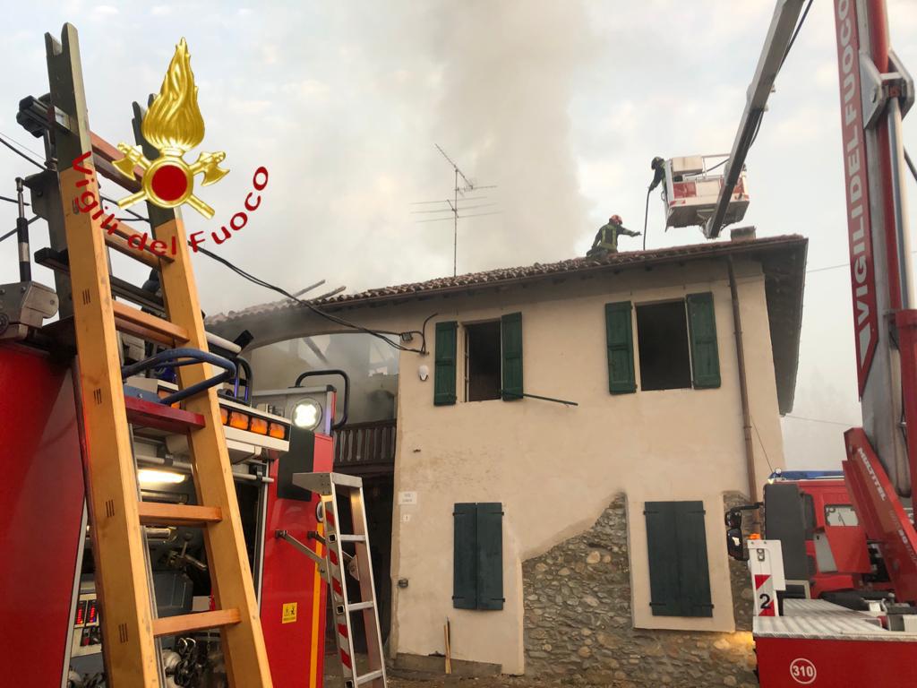 incendio tetto merone