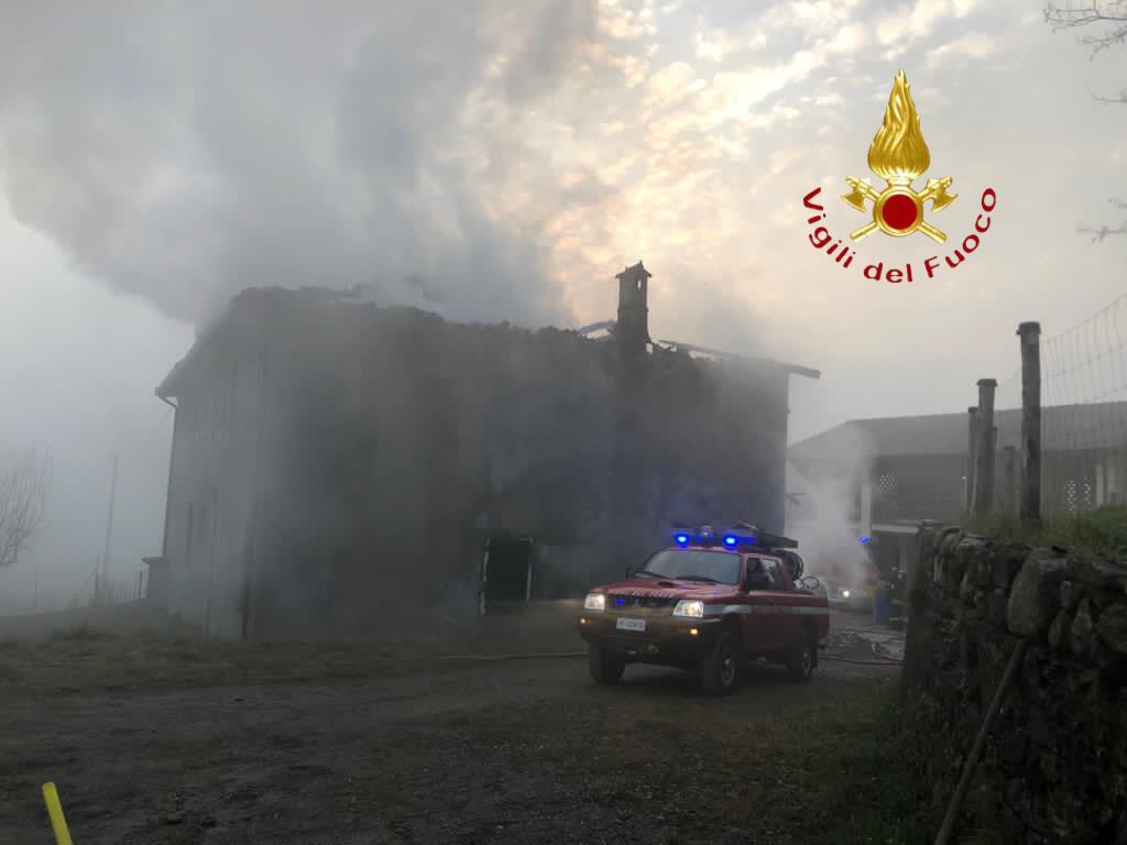 incendio tetto merone