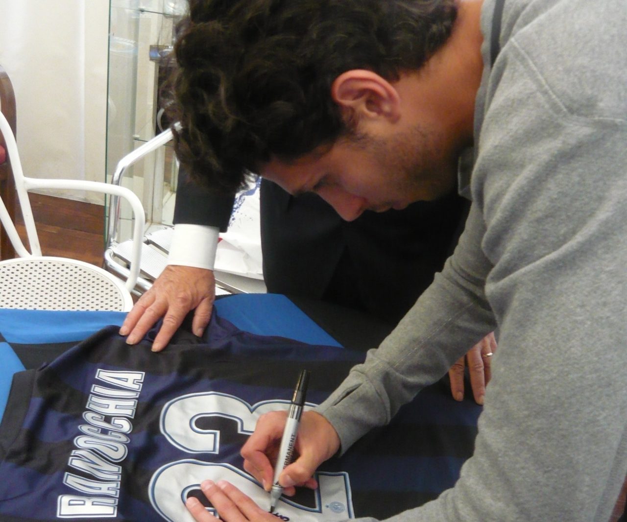 Fondazione Comasca organizza un’asta benefica: in palio le maglie di Inter e Pallacanestro Cantù