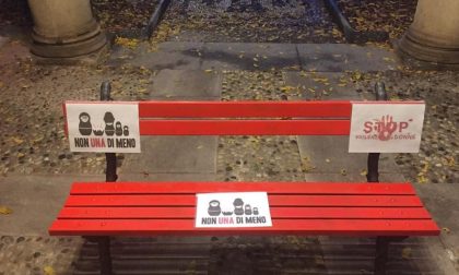 Un segno rosso sul volto degli amministratori e una panchina rossa: basta violenza contro le donne