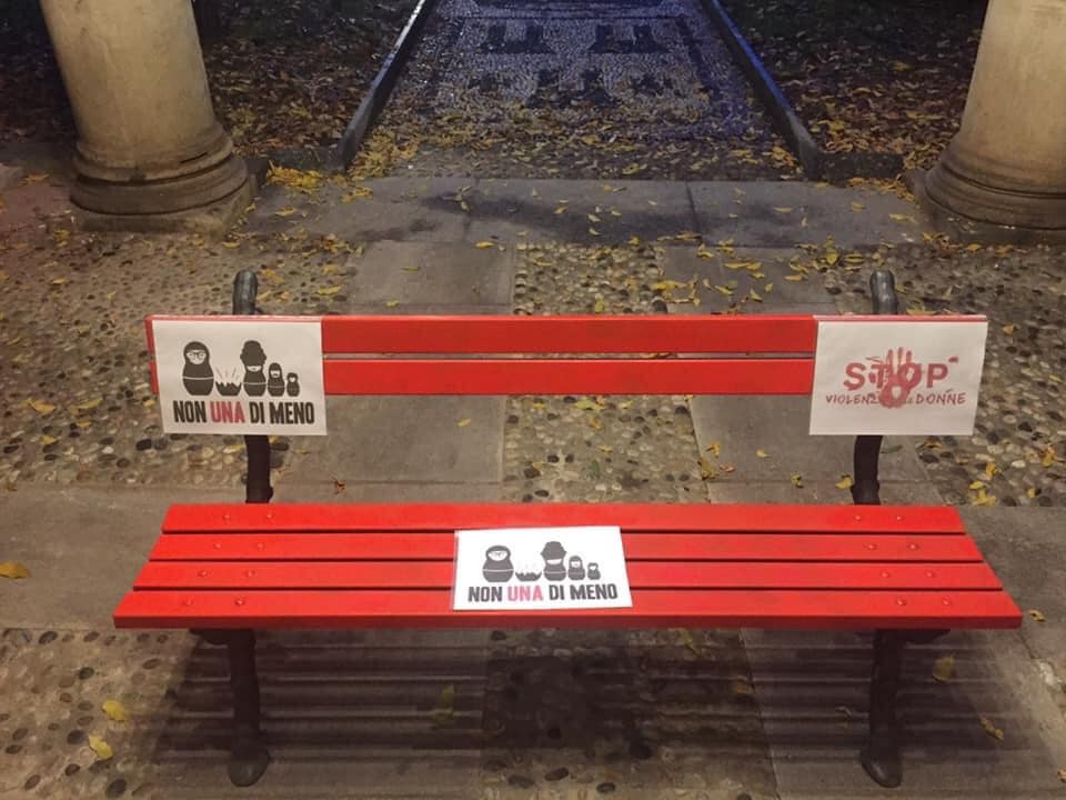 Un segno rosso sul volto degli amministratori e una panchina rossa: basta violenza contro le donne
