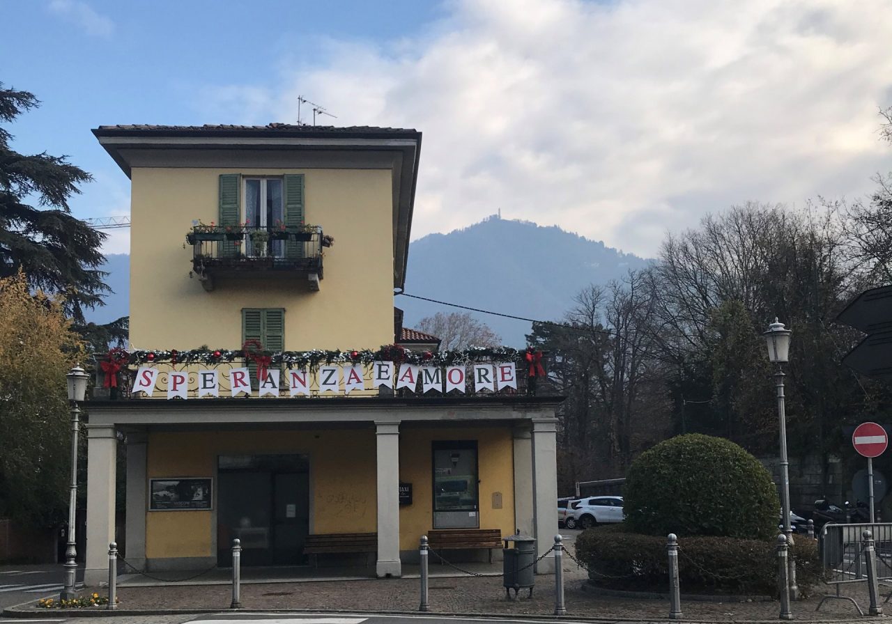 Cernobbio lancia “Message in a balcony”. Monti: “Lasciatevi coinvolgere e decorate i vostri balconi”