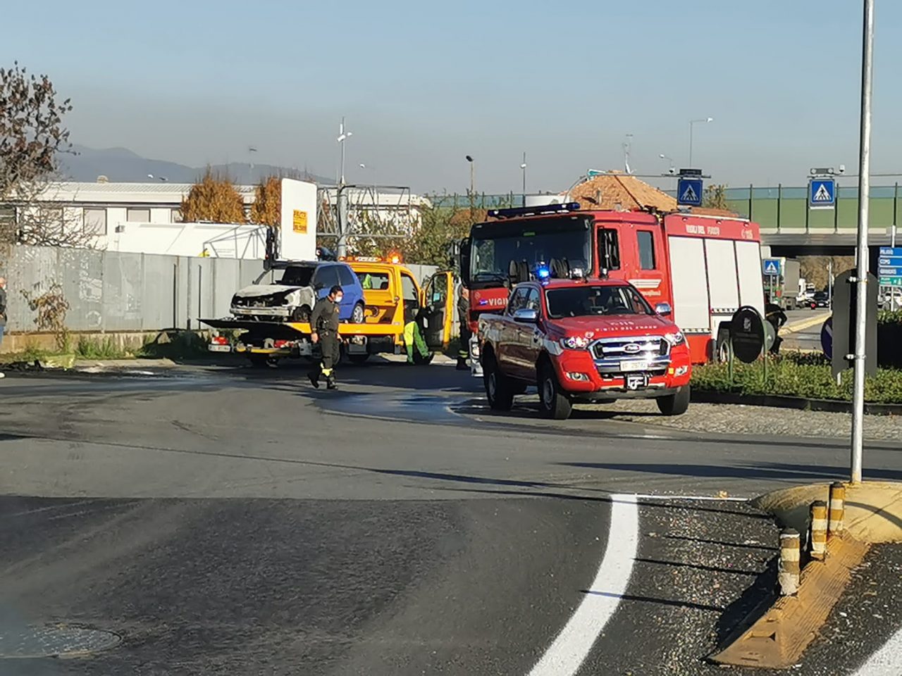 Auto in fiamme, Vigili del fuoco sul posto con due mezzi FOTO e VIDEO