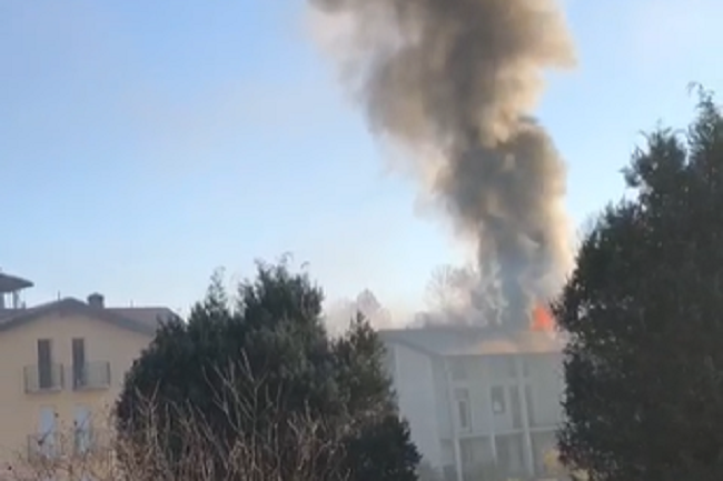 Incendio a Navedano una nube nera si alza in cielo VIDEO