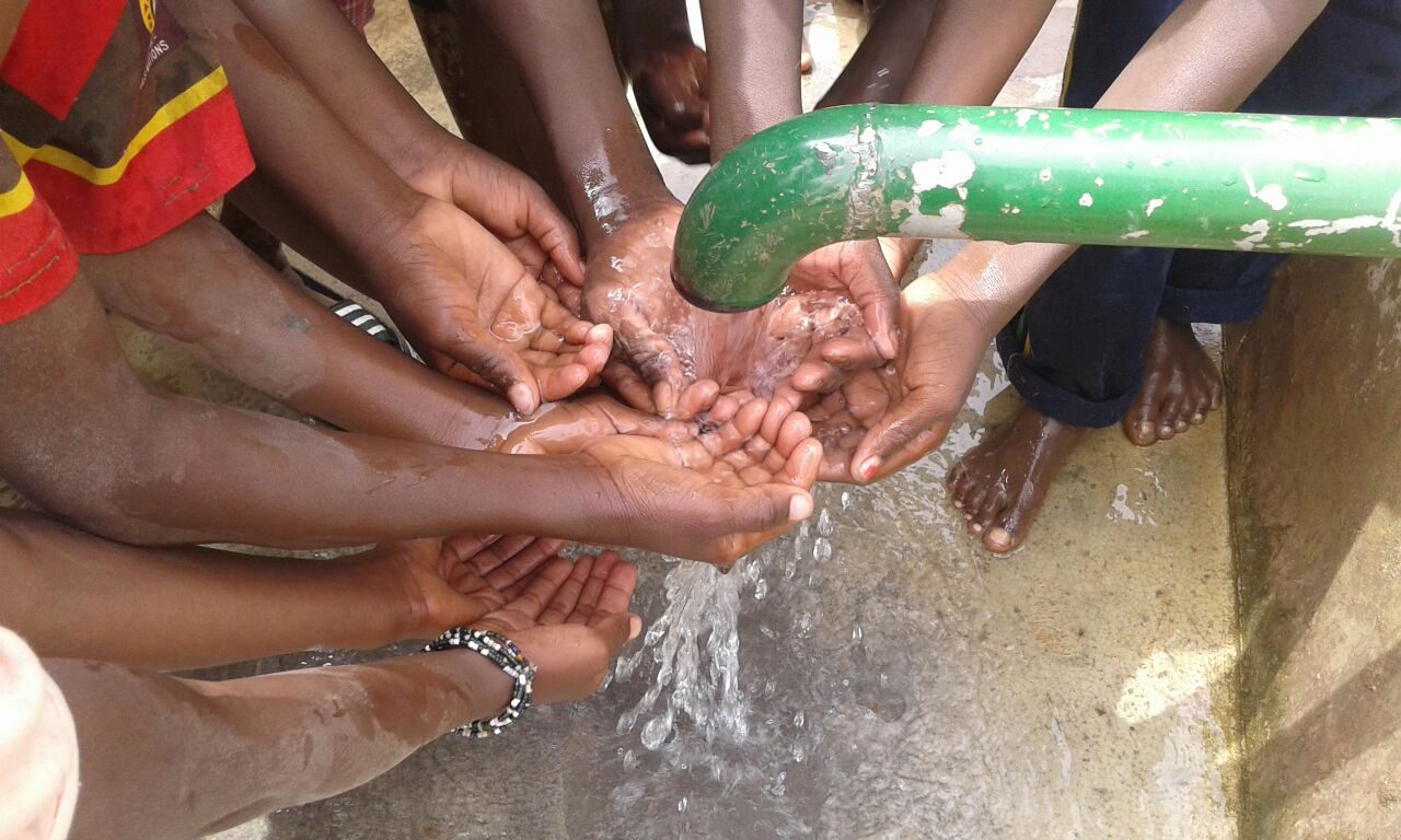 Gli Amici di Zinviè e il Capriccio di Como insieme per il Burkina Faso: niente spettacolo ma panettoni solidali