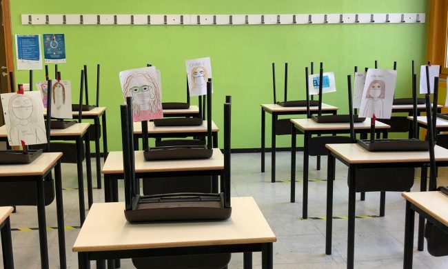 Studenti fanno lezione da casa e lasciano i loro ritratti in classe per i prof FUORI PROVINCIA