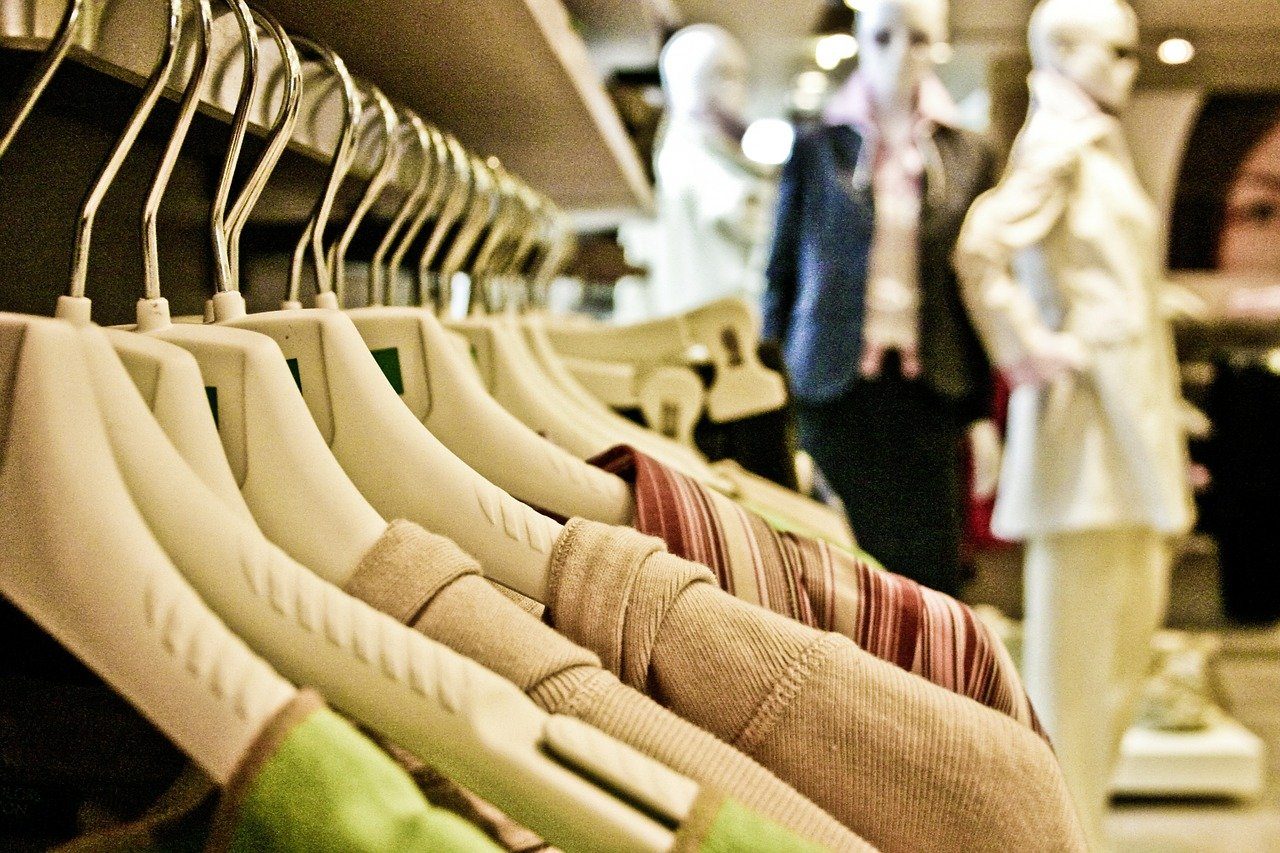 Confesercenti Como contro i centri commerciali: “Continuano a vendere abbigliamento”