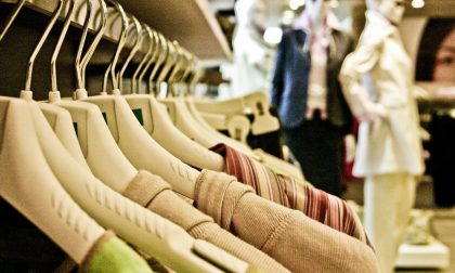 Confesercenti Como contro i centri commerciali: "Continuano a vendere abbigliamento"