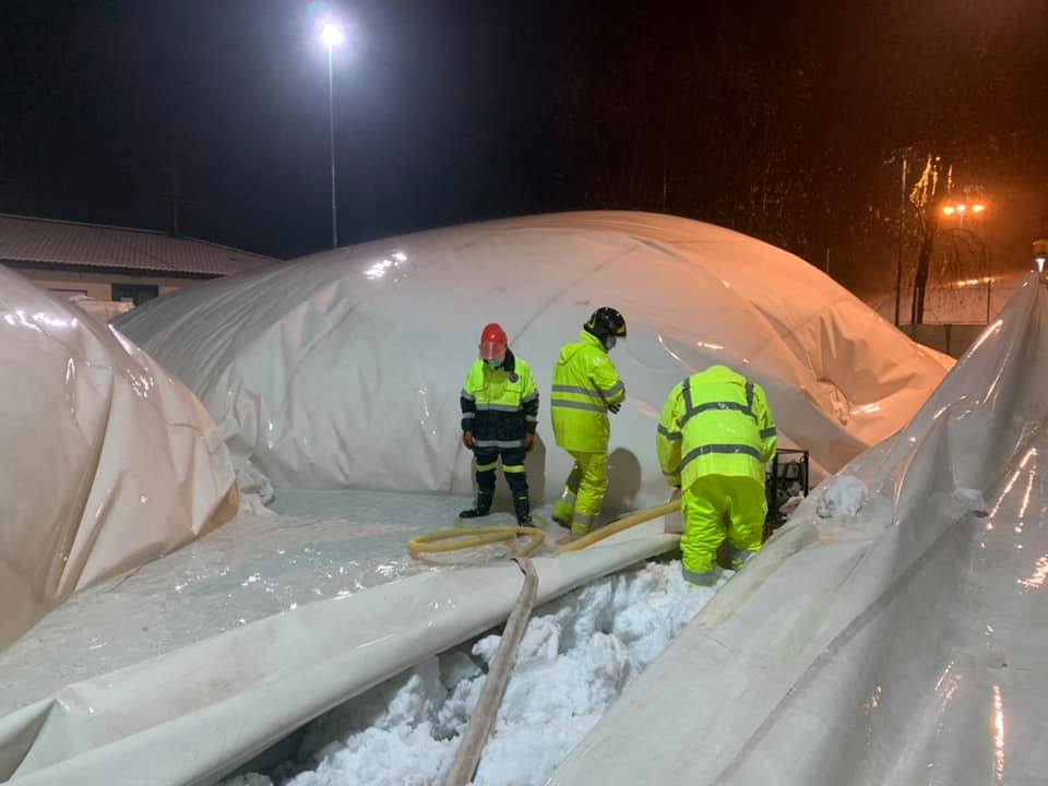 Neve a Figino Serenza: cedono due tensostrutture e una pensilina FOTO