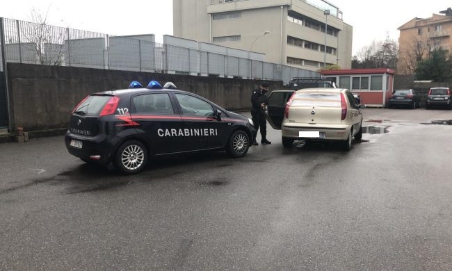 Senza fissa dimora, già espulso, sorpreso in auto con una donna in possesso di cocaina