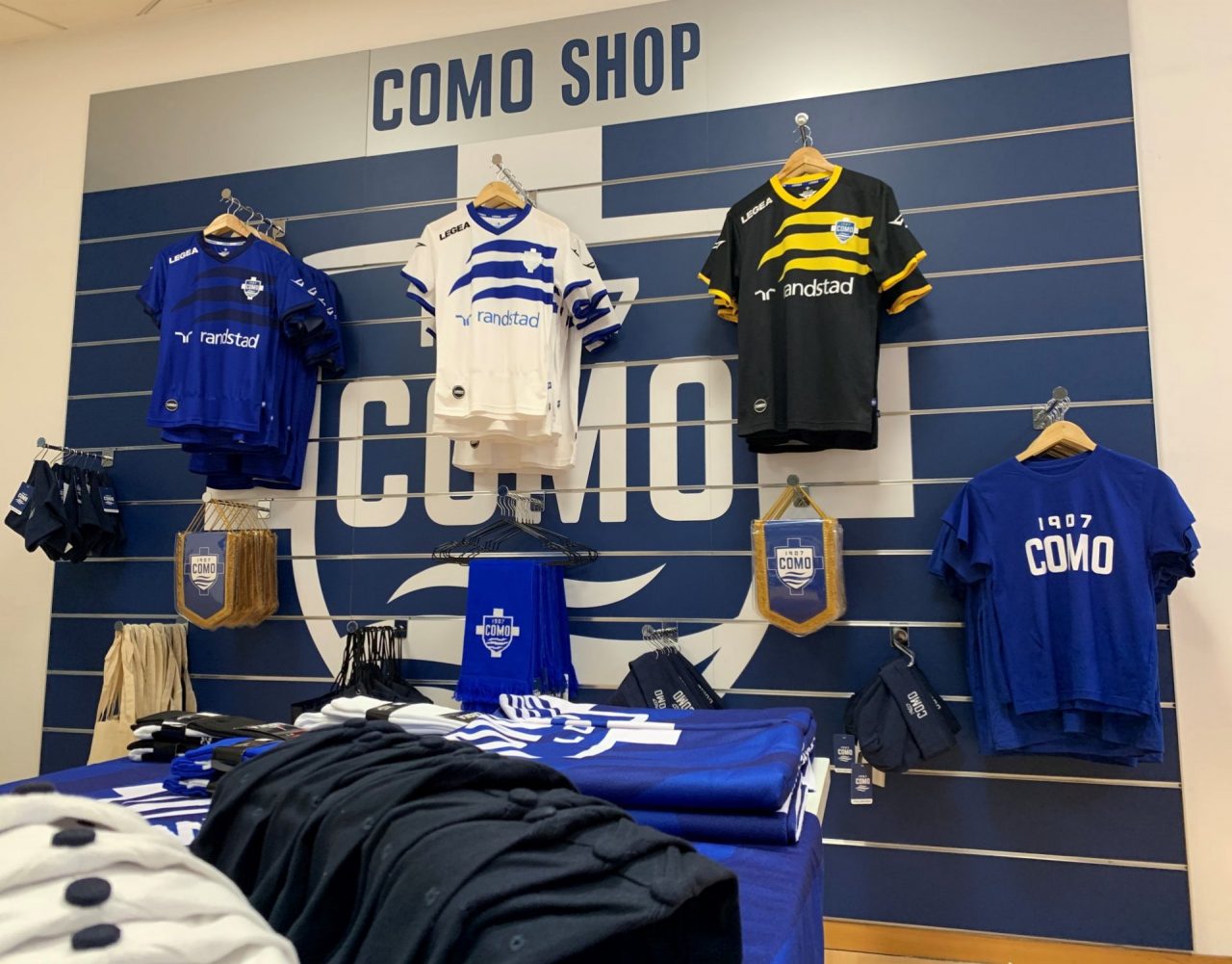 Allo Stadio Sinigaglia apre il Como Shop con il merchandise della squadra