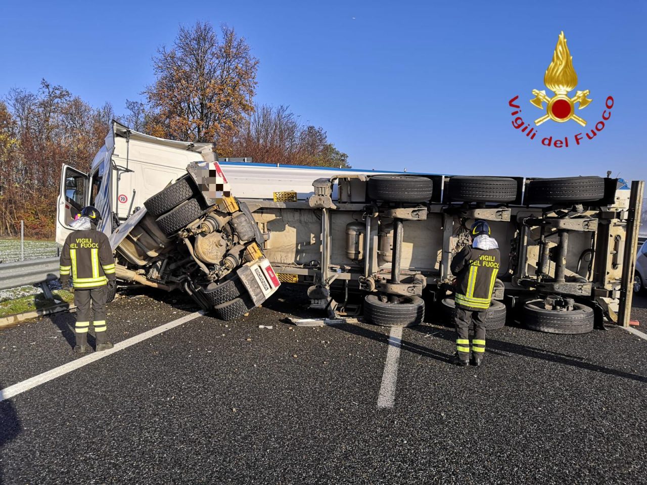 Autoarticolato si ribalta in autostrada FOTO
