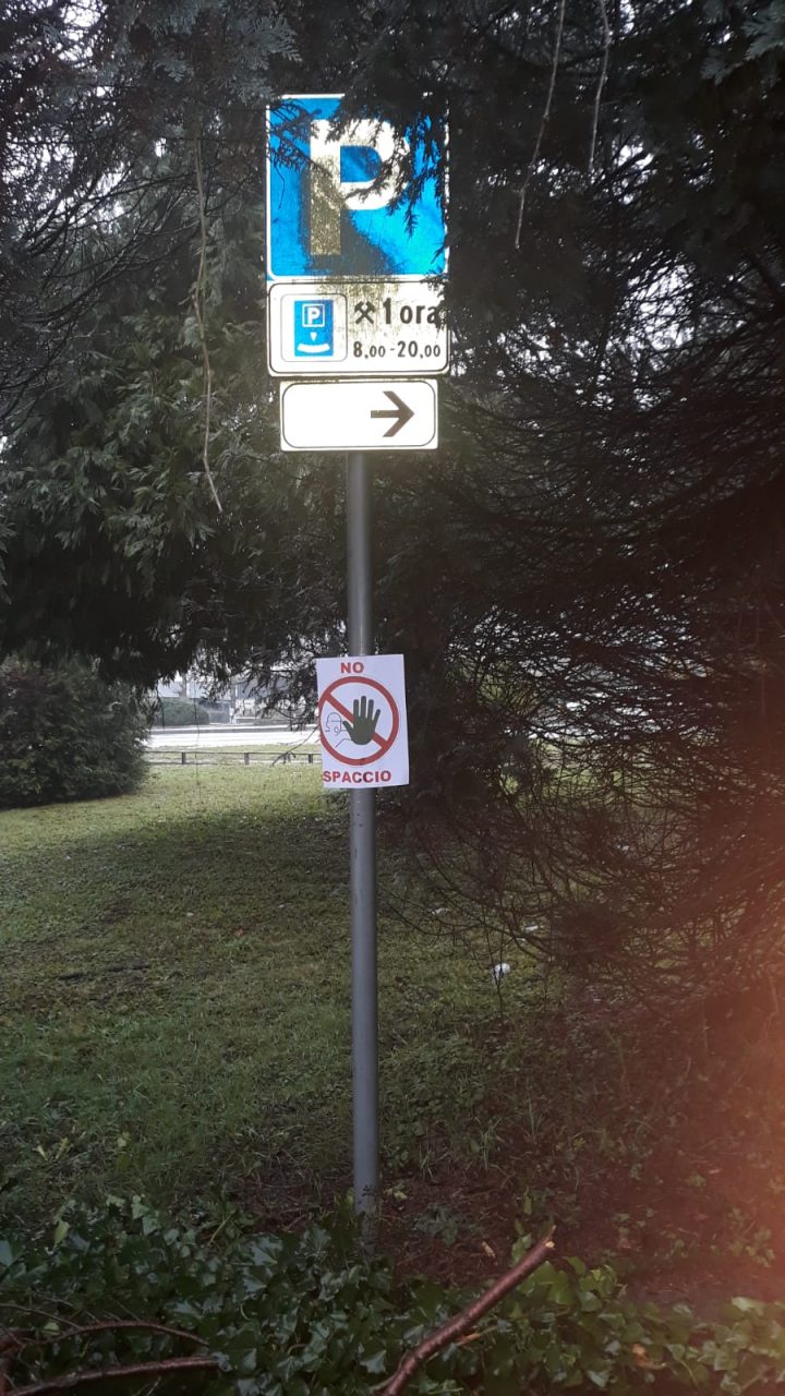 Spaccio a Cantù Asnago: i cittadini installano dei cartelli di divieto