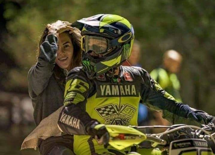 “Caro Babbo Natale vorrei”: Valentino Rossi e la fidanzata Francesca scrivono un pensiero per Casa di Gabri