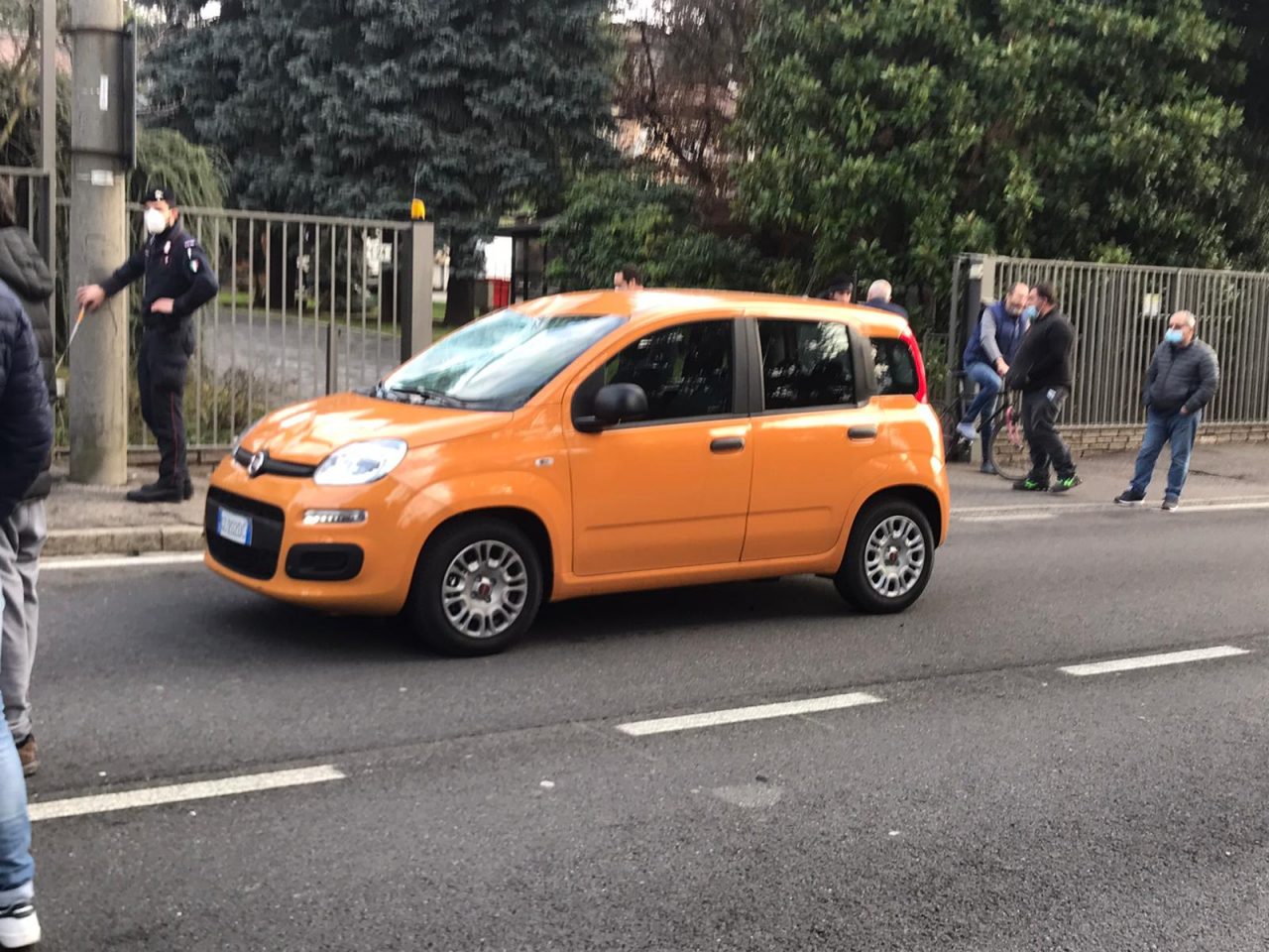 Incidente ad Arosio: ciclista contro il parabrezza dell’auto, è grave FOTO