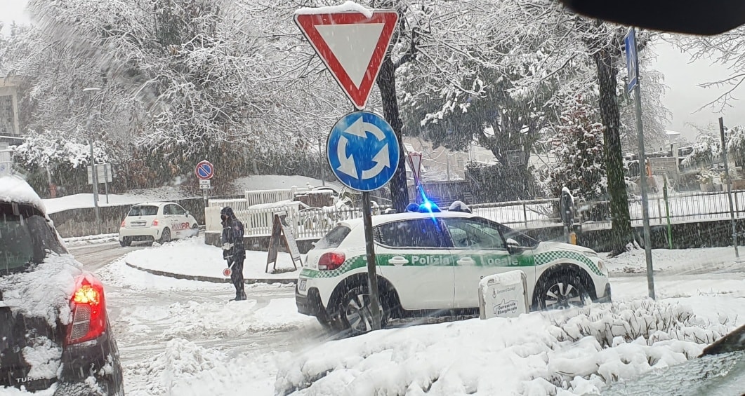 Neve e disagi: mezzi pesanti in difficoltà a Cucciago