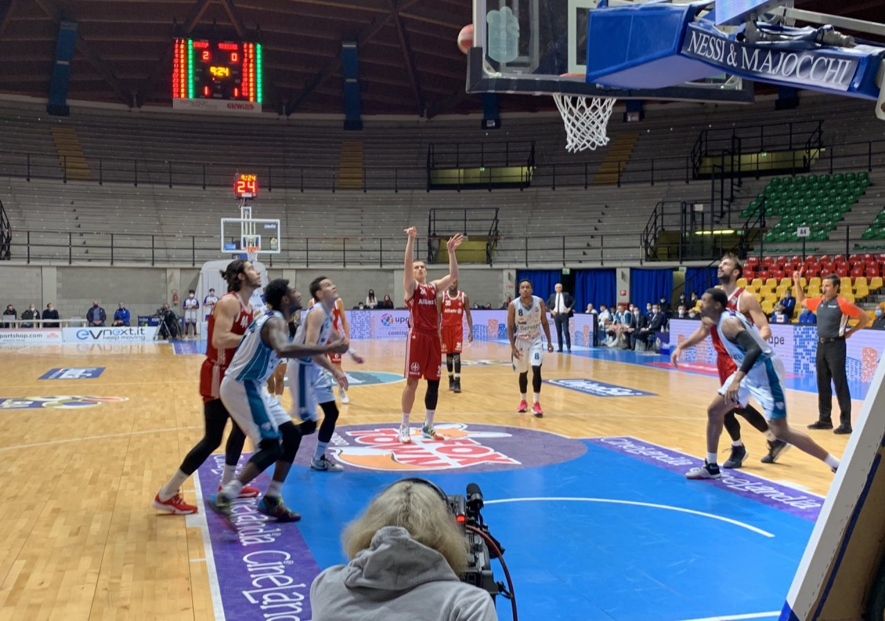 Pallacanestro Cantù Acqua San Bernardo oggi spettatrice del delicato Varese-Brindisi
