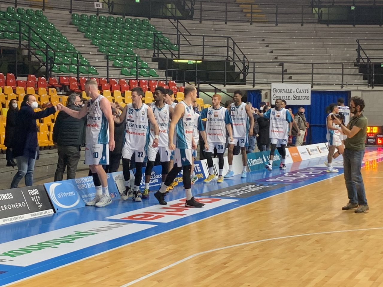 Pallacanestro Cantù dopo il ko a Pesaro ora attende Varese