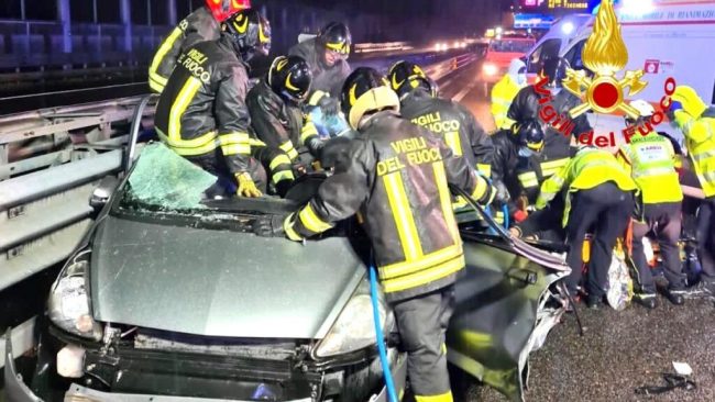 Tragedia in Tangenziale: coinvolta una famiglia, muore una donna