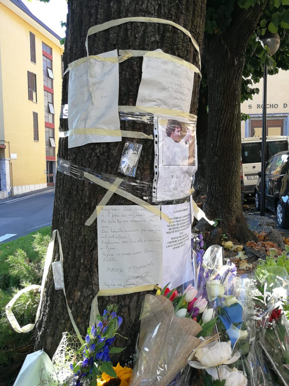 Spacca la foto di don Roberto in piazza San Rocco: denunciato ed espulso un indiano