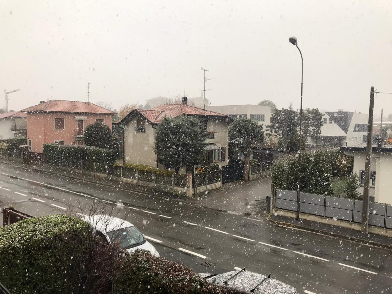Le foto e i video dei primi fiocchi di neve nel Comasco