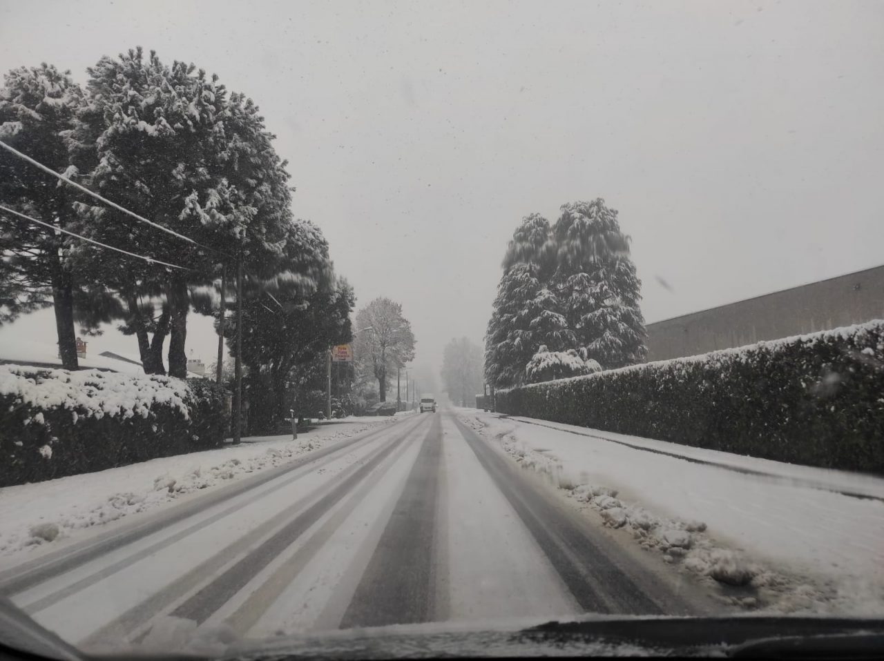 L’8 dicembre arriva la neve a Como: il Comune si mobilita con spargisale e spazzaneve