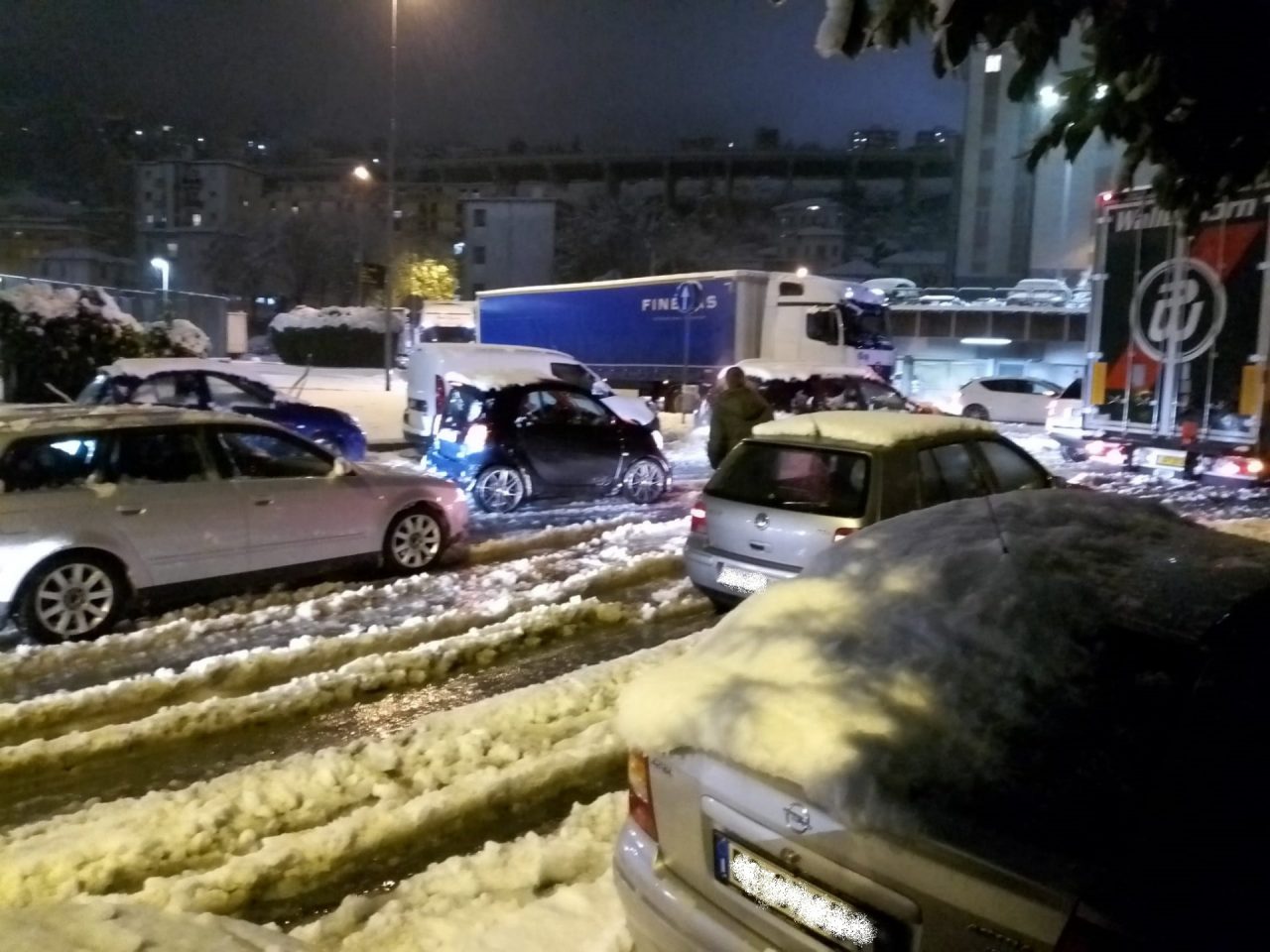 Ponte Chiasso, con la neve caos per i tir. La rabbia dei residenti: “Abbandonati, noi in strada ad aiutare i camionisti”