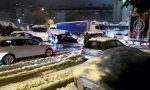 Ponte Chiasso, con la neve caos per i tir. La rabbia dei residenti: "Abbandonati, noi in strada ad aiutare i camionisti"