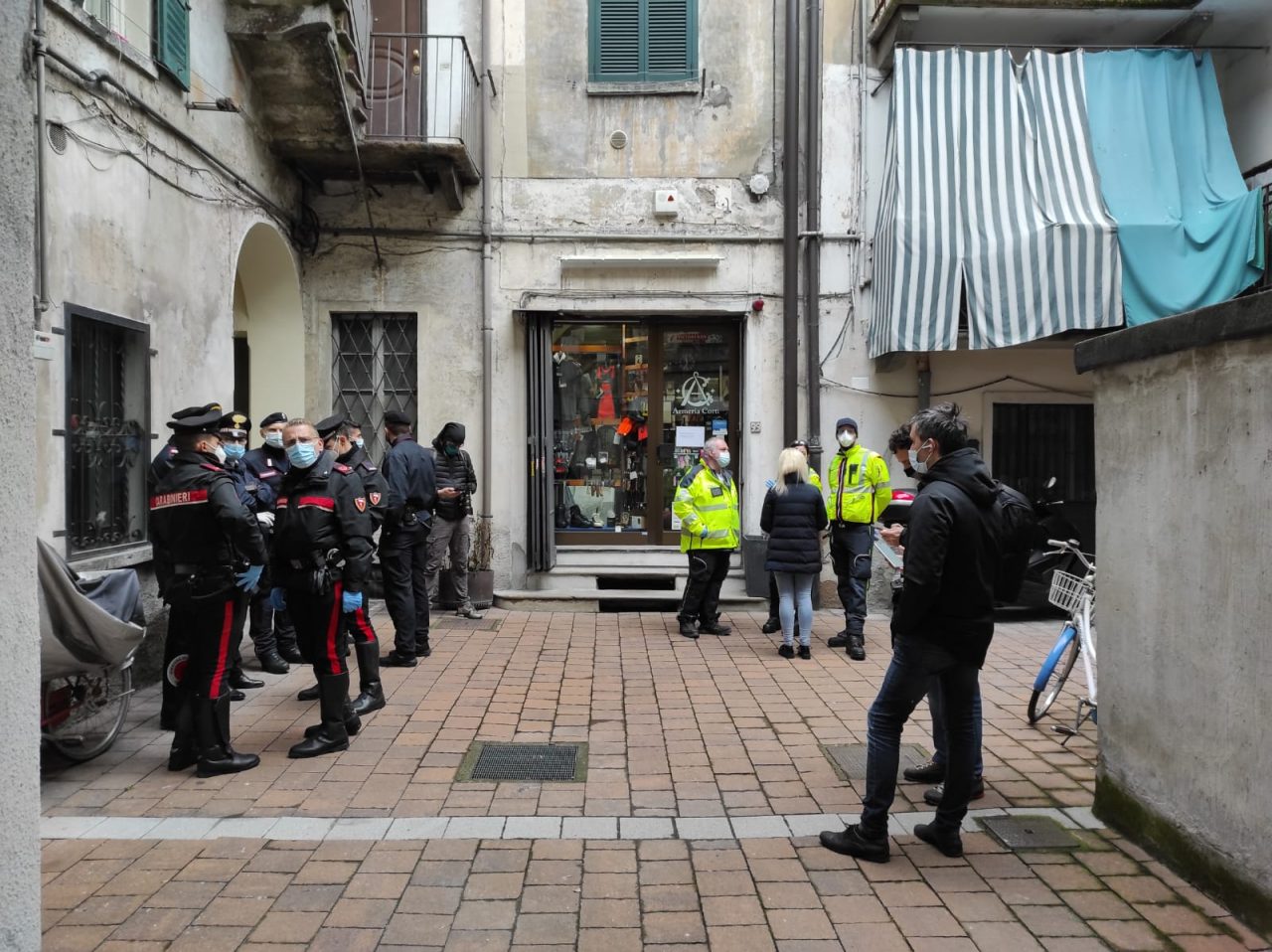 Tragedia all’armeria di viale Lecco a Como FOTO