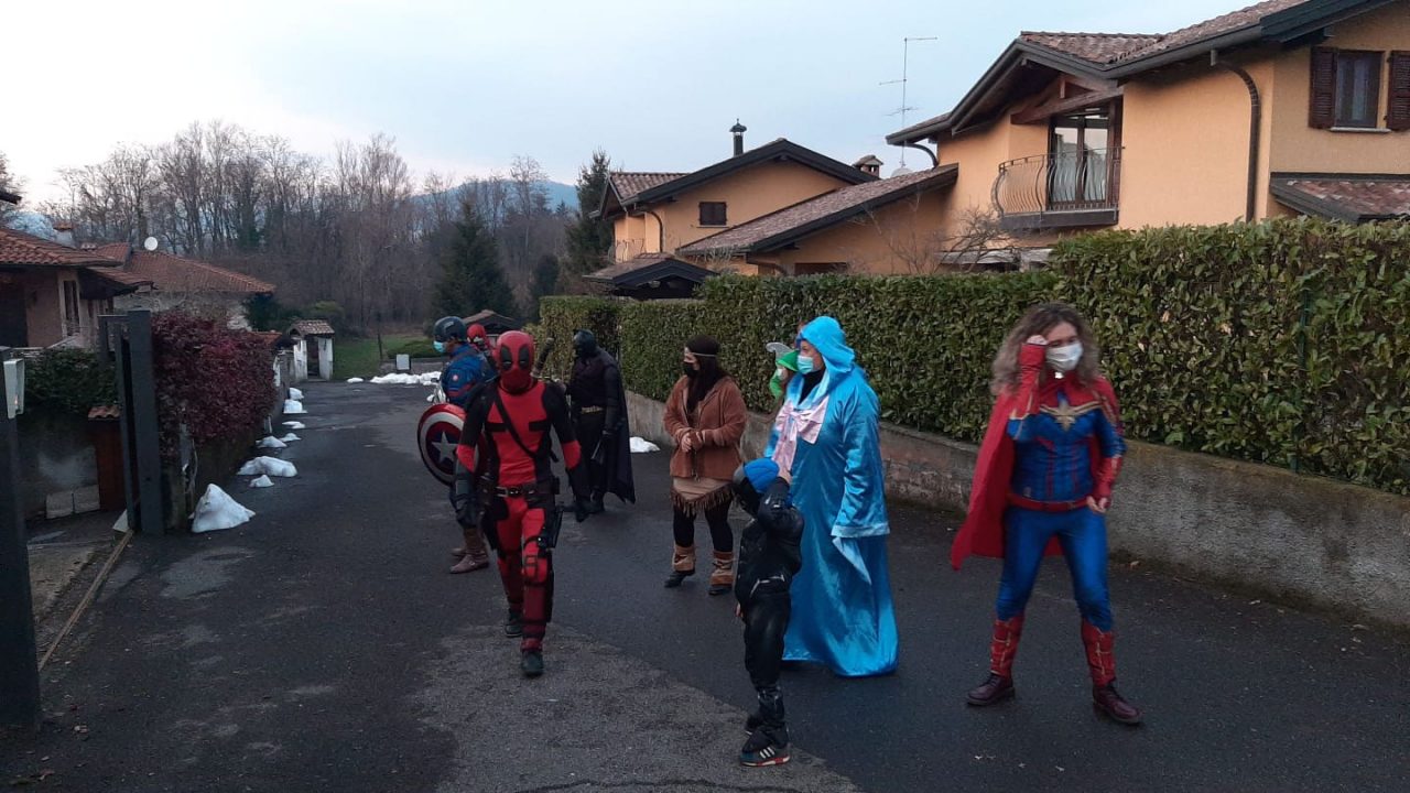 Il piccolo Edo a casa dopo le cure in ospedale: ad accoglierlo un gruppo di supereroi