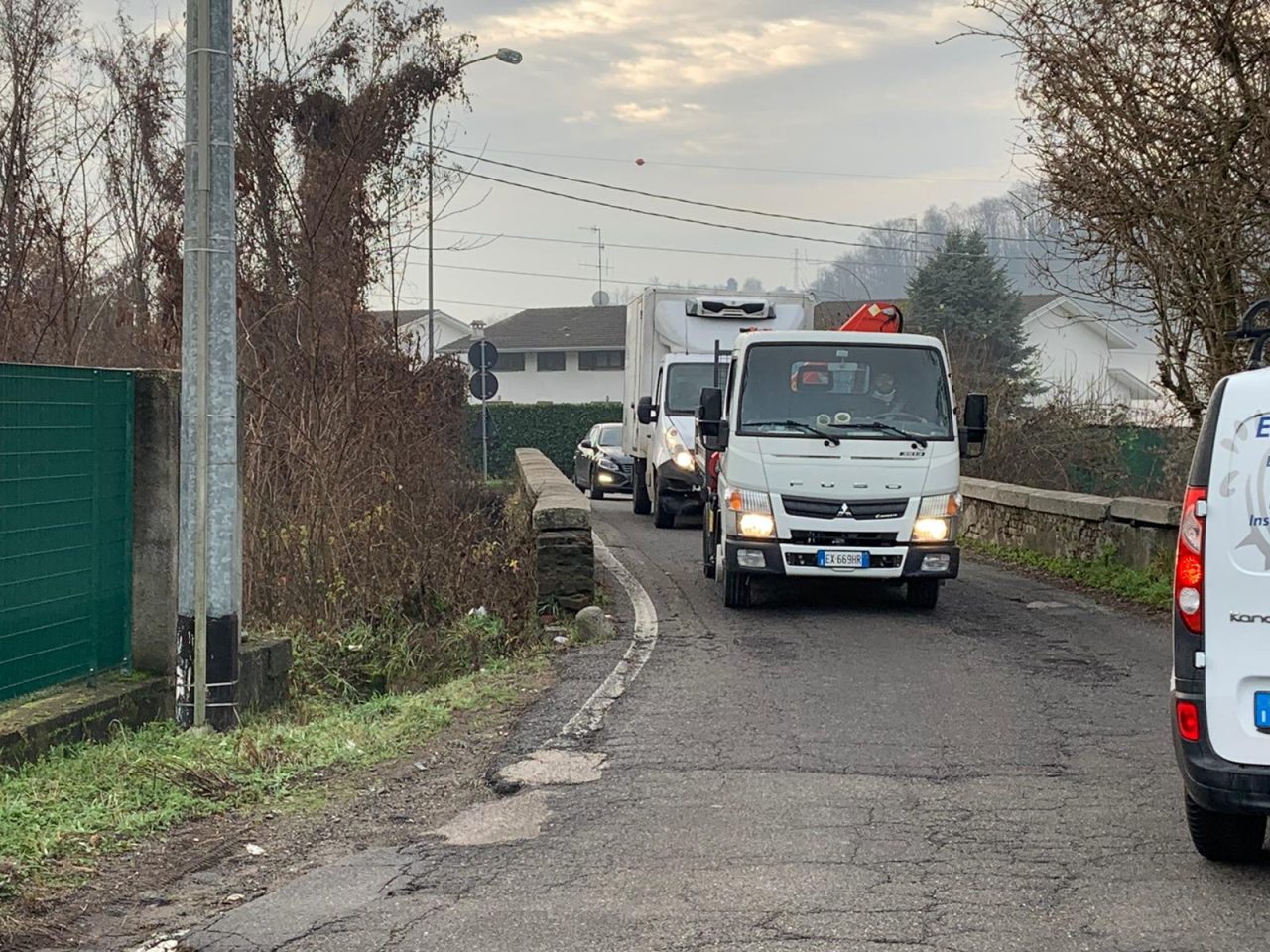 Il ponte a senso unico alternato in via alla Guzza a pochi passi dall’autostrada. Martinelli: “Una pazzia”