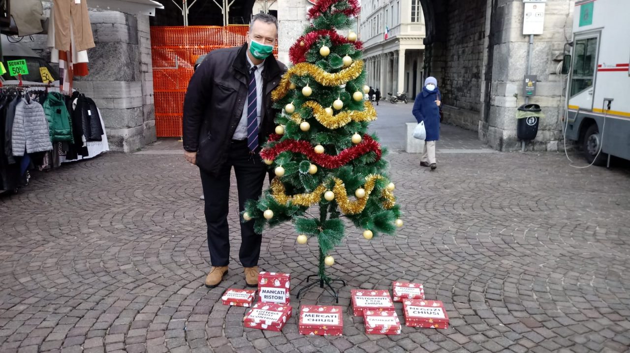 Confesercenti allestisce a Porta Torre l’Albero di Natale “con i doni del Governo” FOTO
