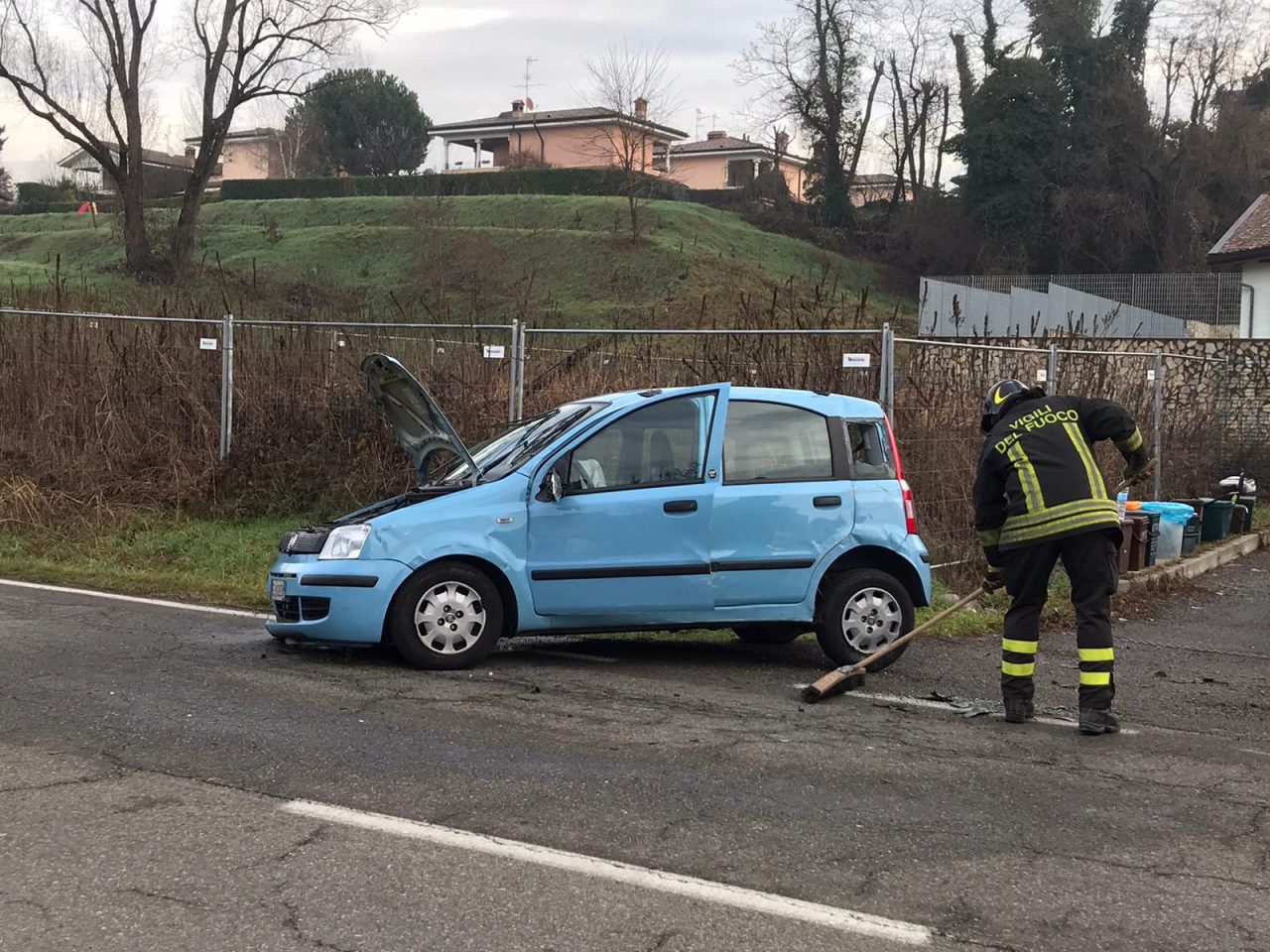 Ribaltamento a Inverigo, paura per un 76enne