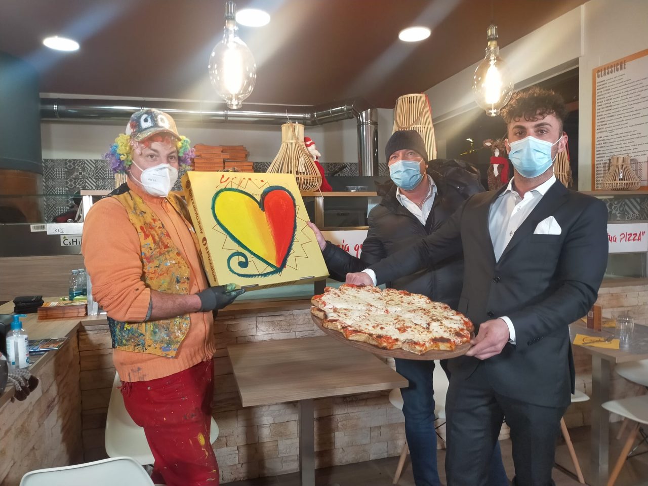 Mariano, la pizza col cuore dell’artista Gregorio Mancino per aiutare le associazioni